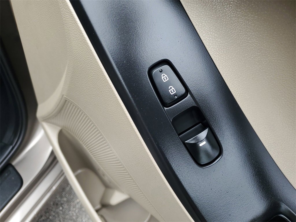 Used 2016 Hyundai Elantra SE image 40