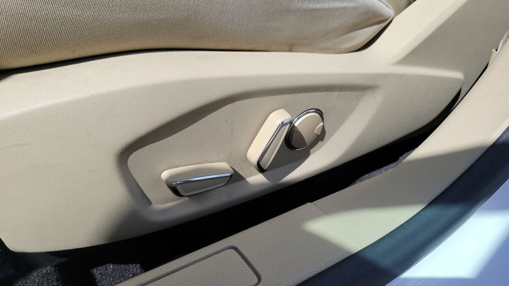 Used 2014 Ford Fusion SE FWD image 16