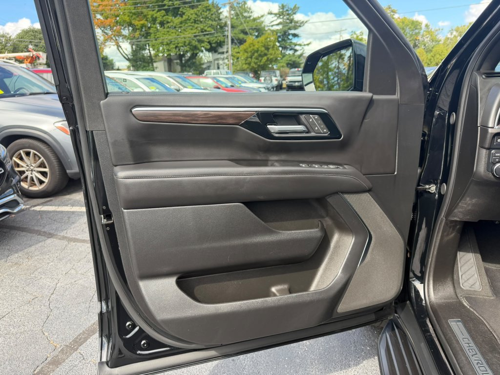 Used 2025 Chevrolet Suburban LT AWD/4WD image 10