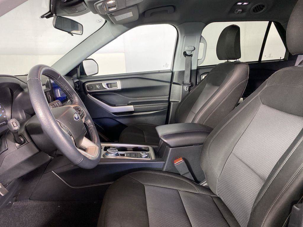 Used 2023 Ford Explorer XLT AWD/4WD image 35