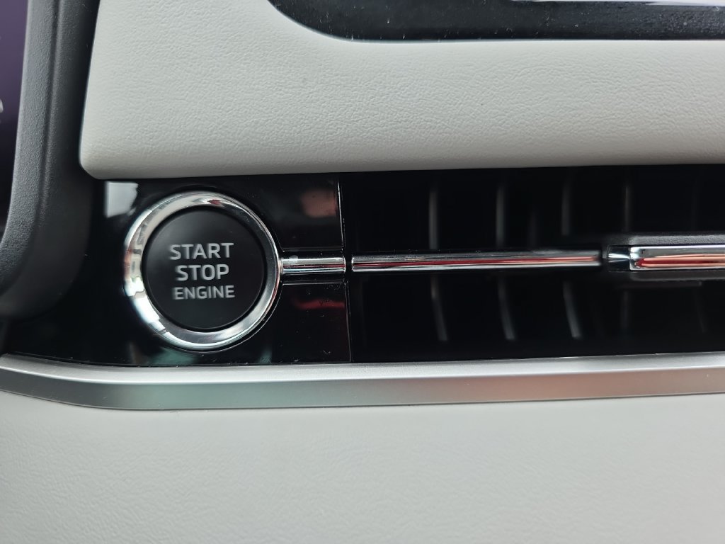 Used 2025 Mitsubishi Outlander SE FWD image 29