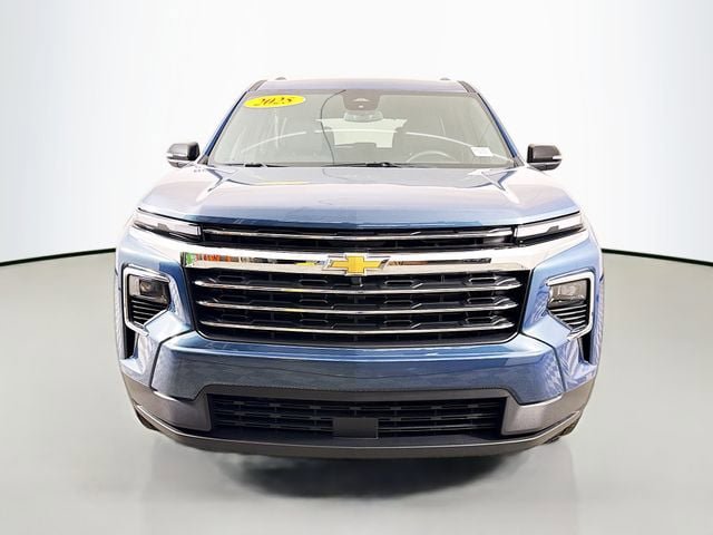 Used 2025 Chevrolet Traverse LT FWD image 2