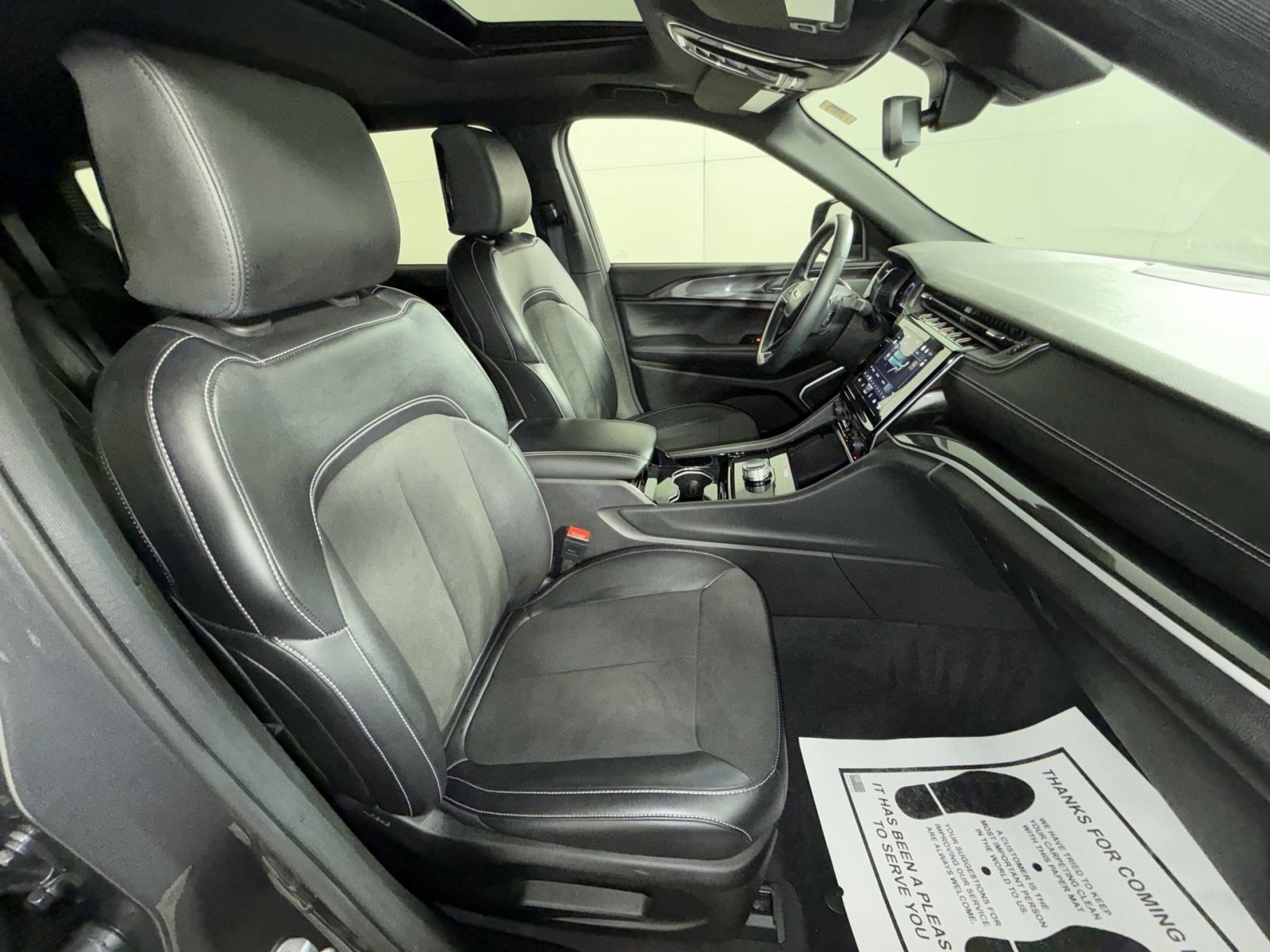 Used 2022 Jeep Grand Cherokee L Laredo image 27