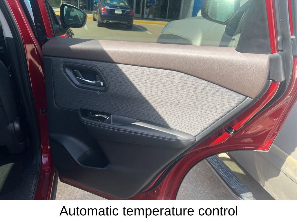 Used 2023 Nissan Rogue SV AWD/4WD image 14