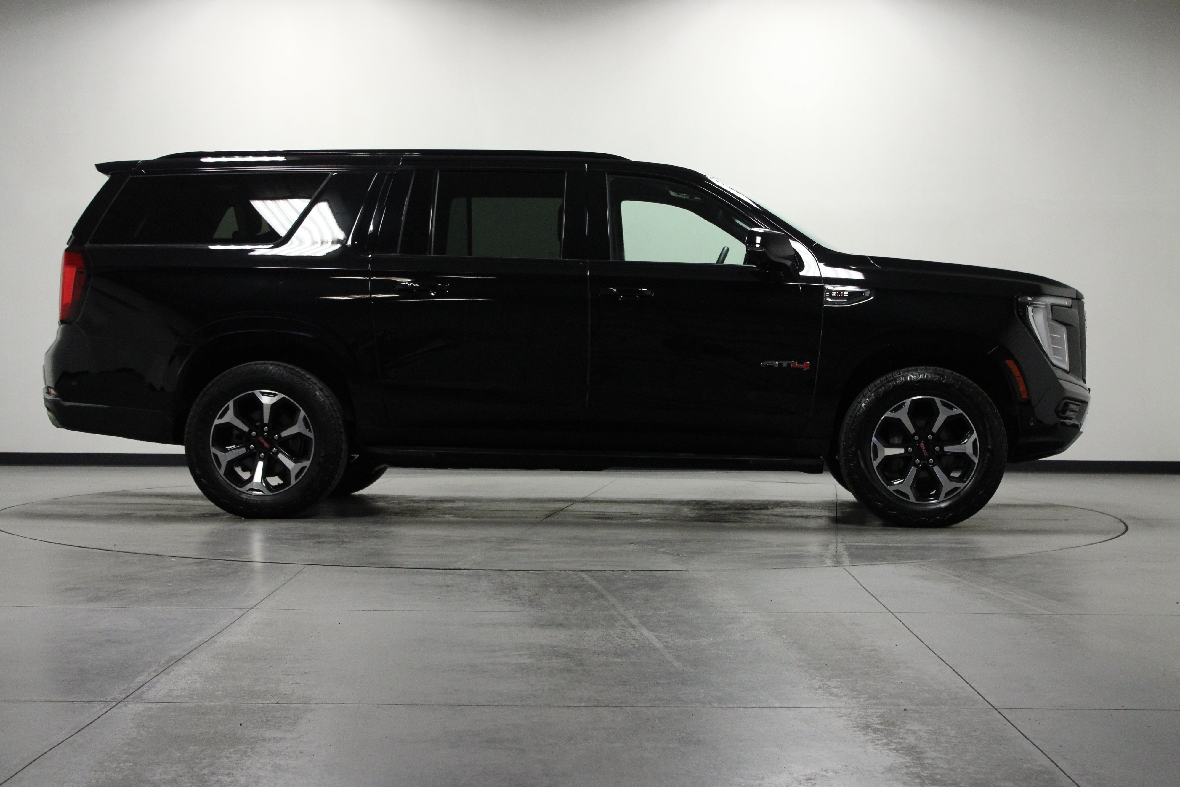Used 2025 GMC Yukon XL AT4 AWD/4WD image 3