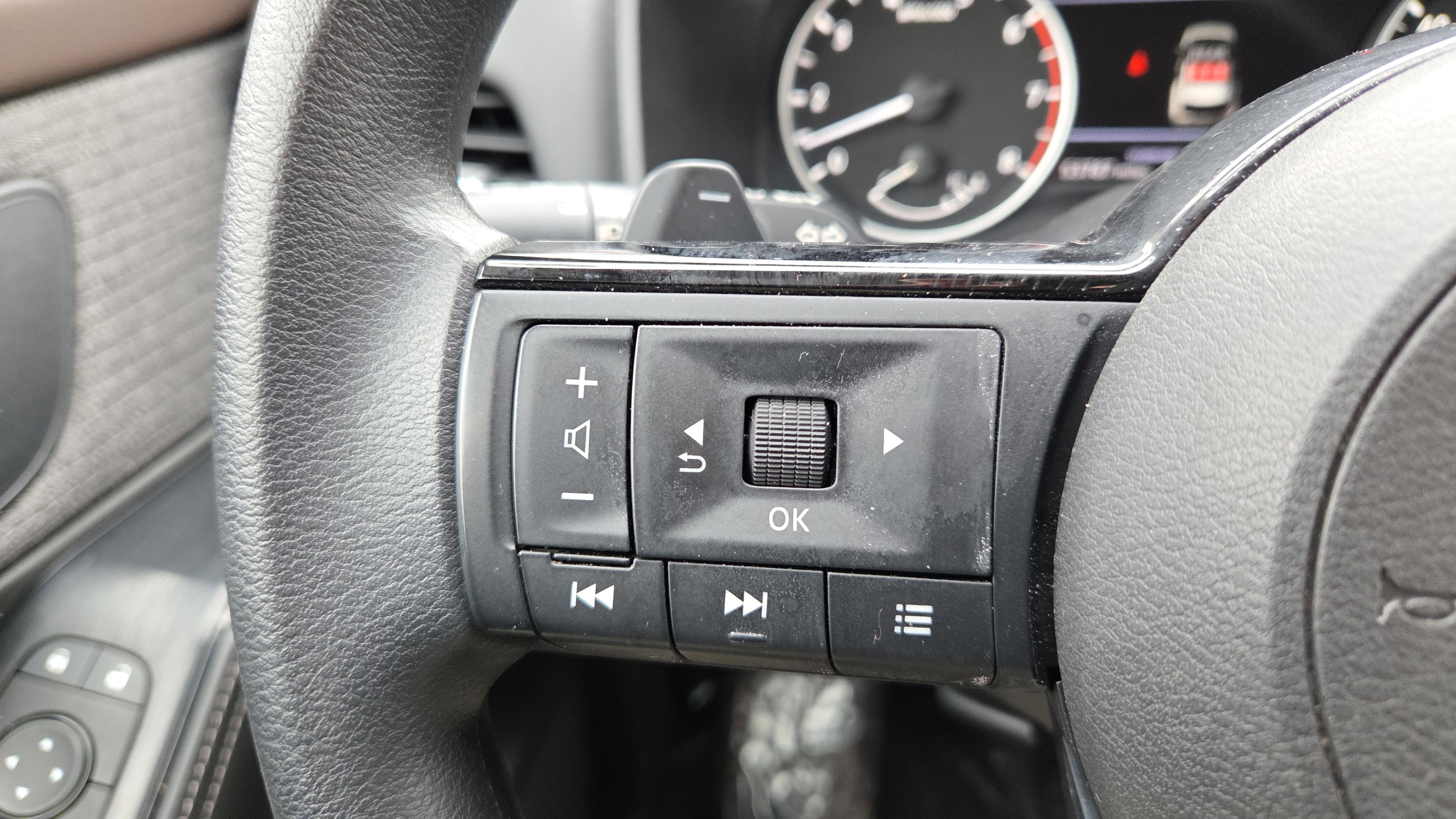 Used 2023 Nissan Rogue SV image 14