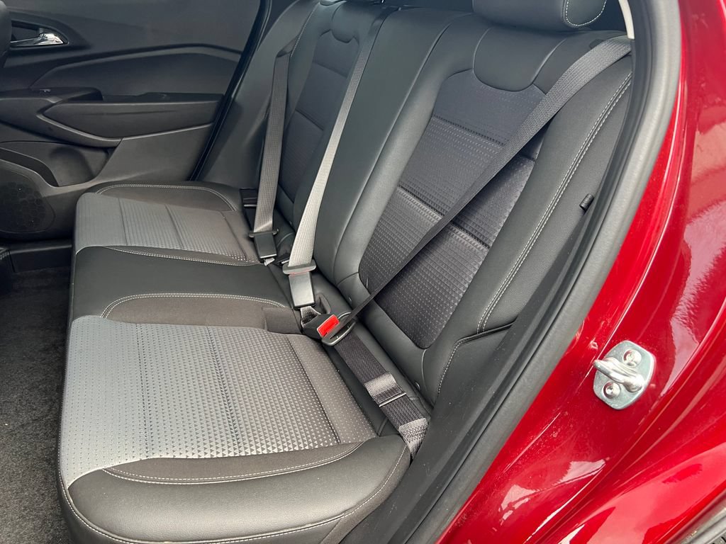 Used 2025 Chevrolet Trax LT FWD image 13