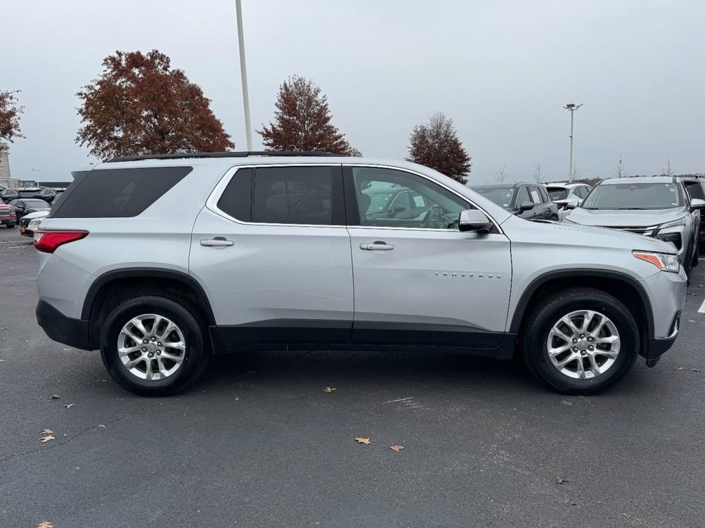 Used 2019 Chevrolet Traverse LT FWD image 2