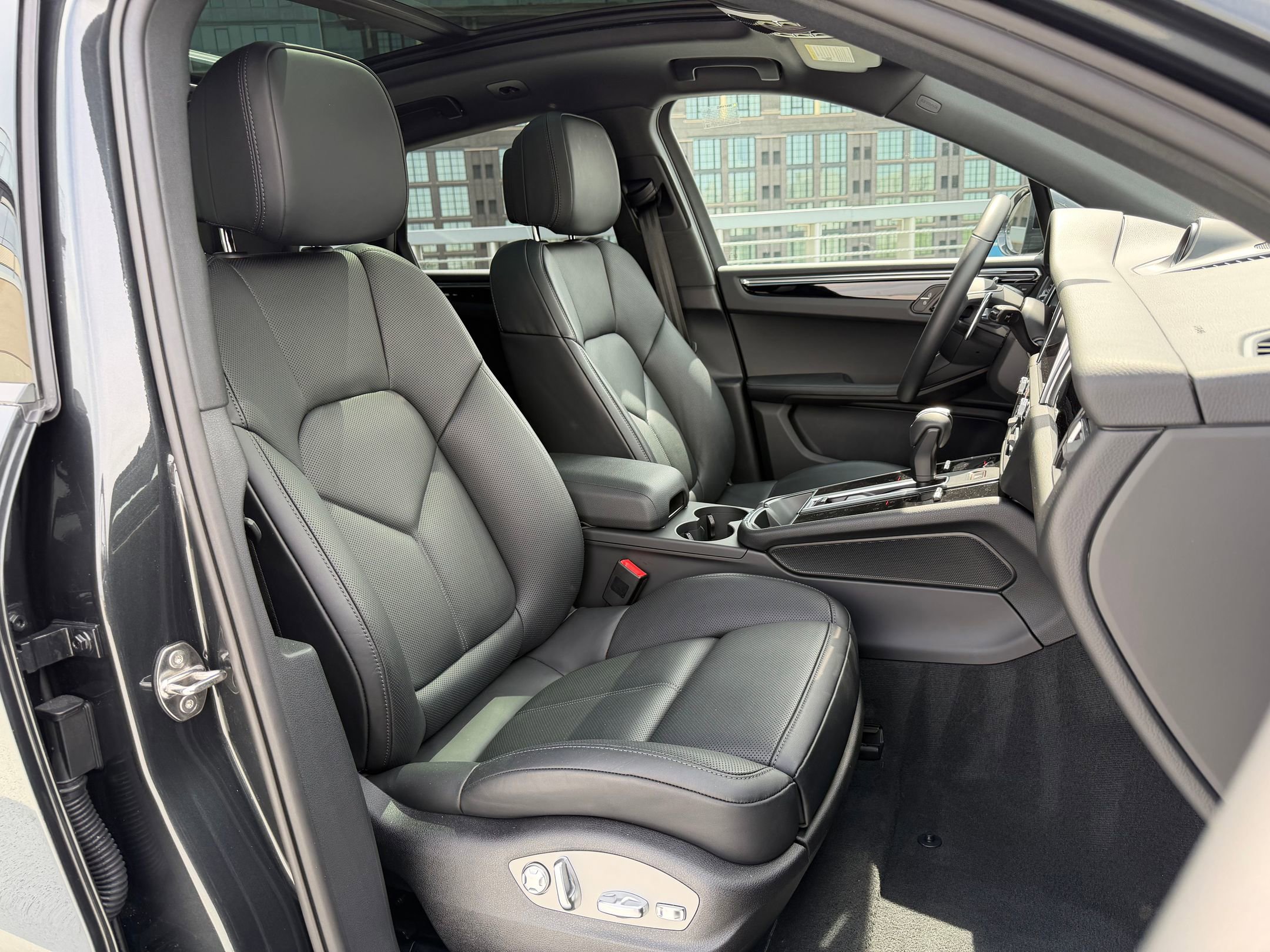 Certified 2026 Porsche Macan AWD/4WD image 14