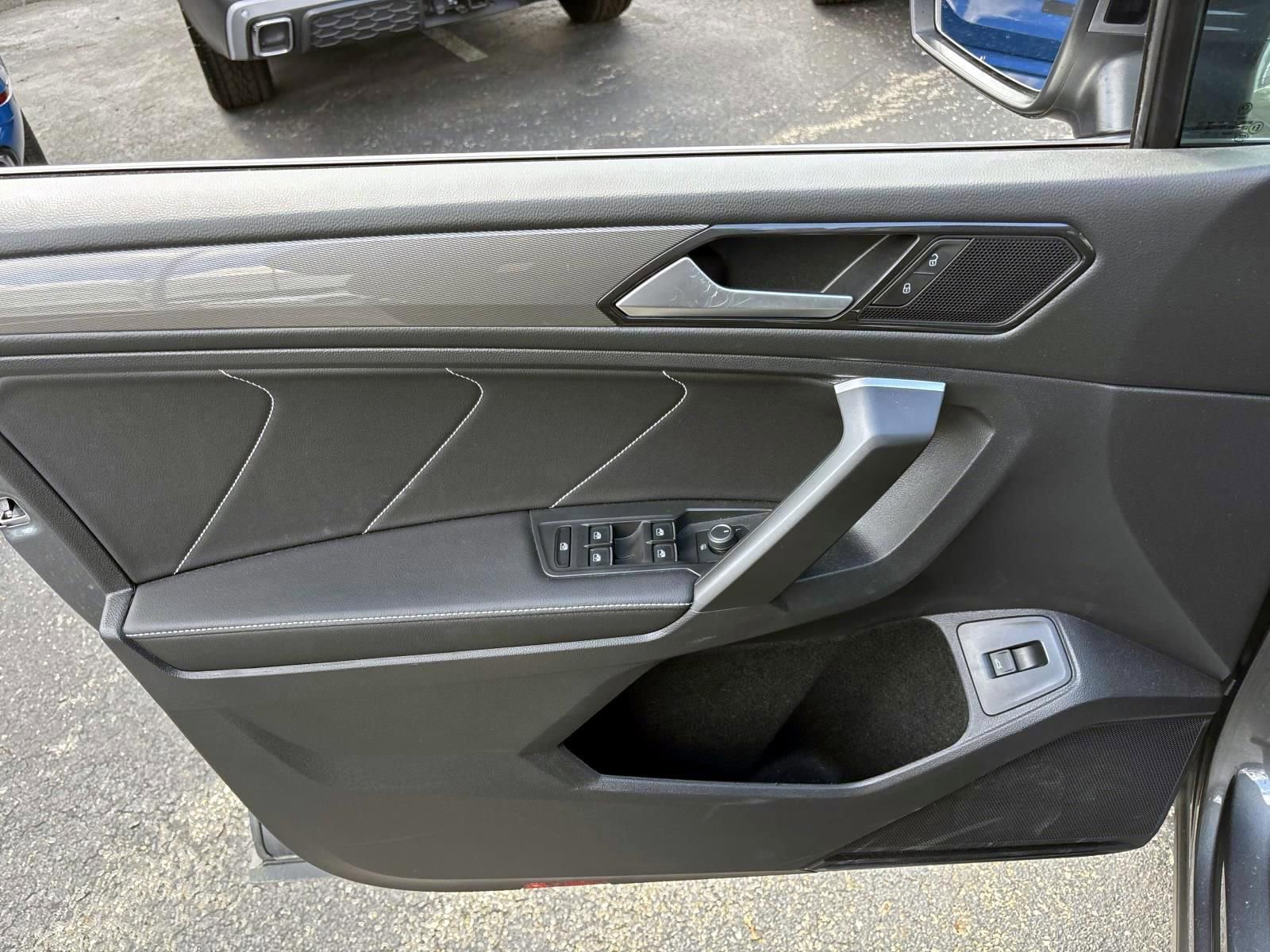 Used 2024 Volkswagen Tiguan SE w/ Panoramic Sunroof Package image 11