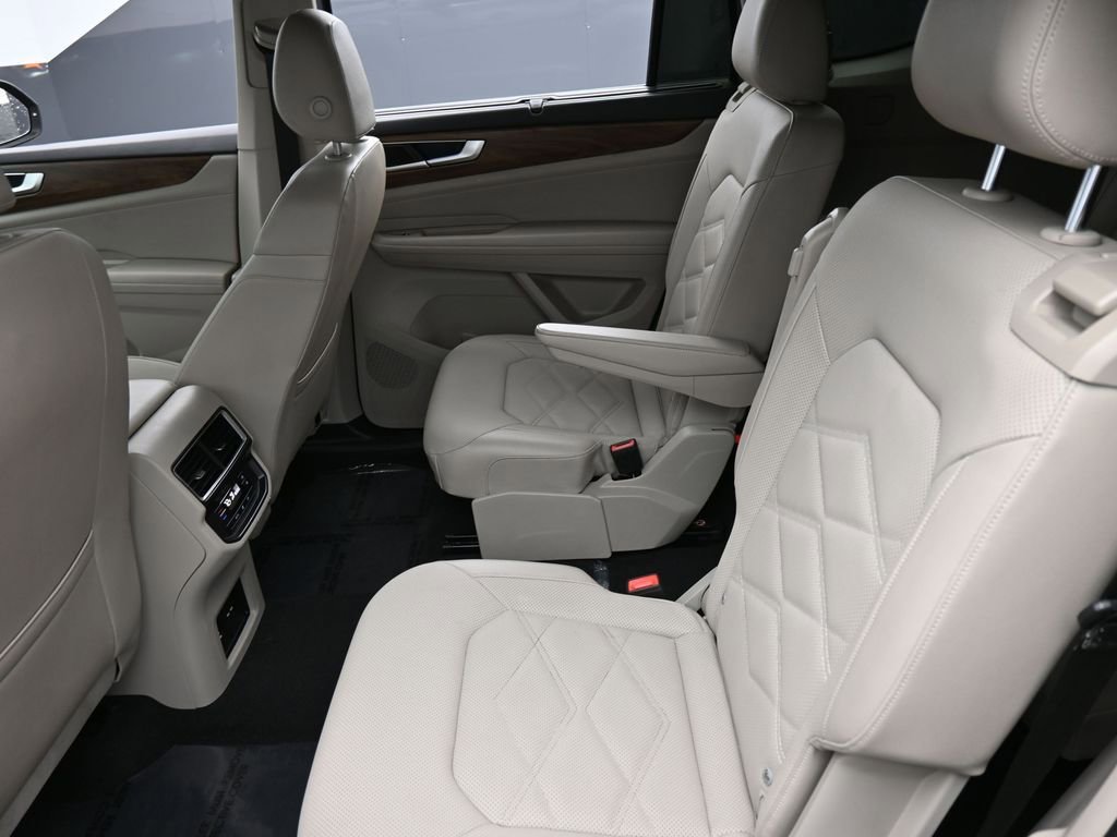 Used 2025 Volkswagen Atlas SE FWD image 14