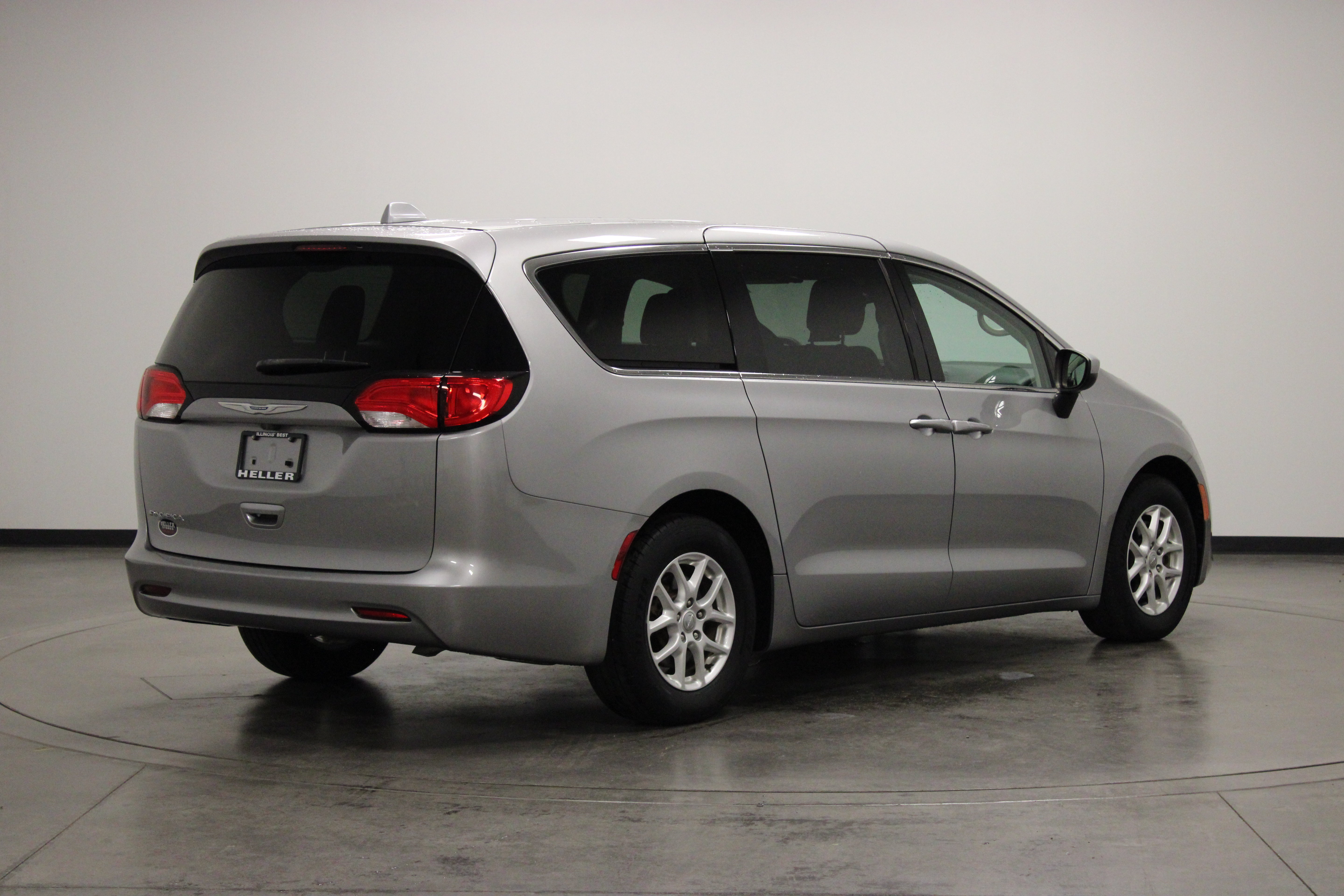 Used 2017 Chrysler Pacifica LX FWD image 8