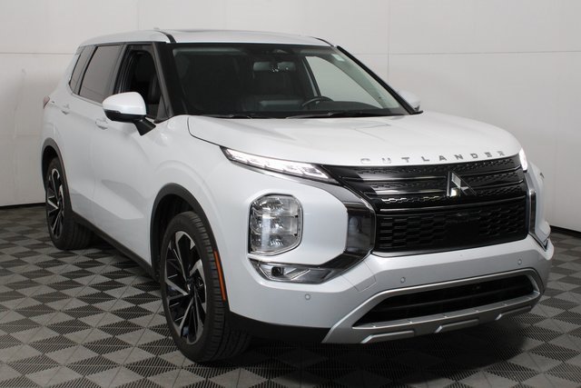 Used 2024 Mitsubishi Outlander SE Black Edition image 1