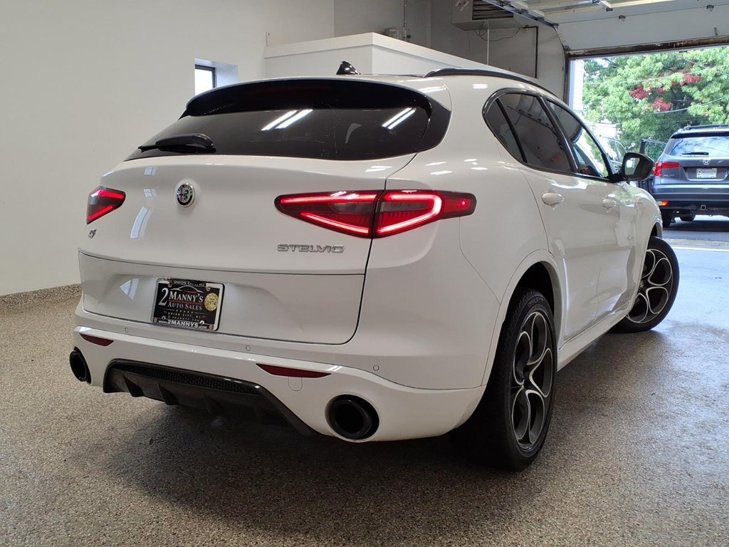 Used 2023 Alfa Romeo Stelvio Veloce AWD/4WD image 4