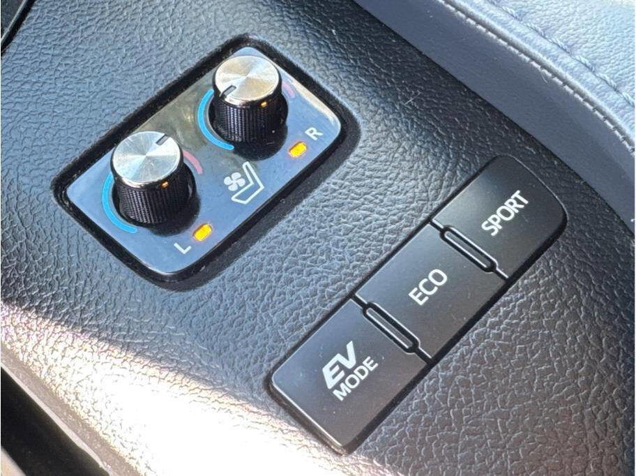 Used 2013 Toyota Avalon Limited image 10