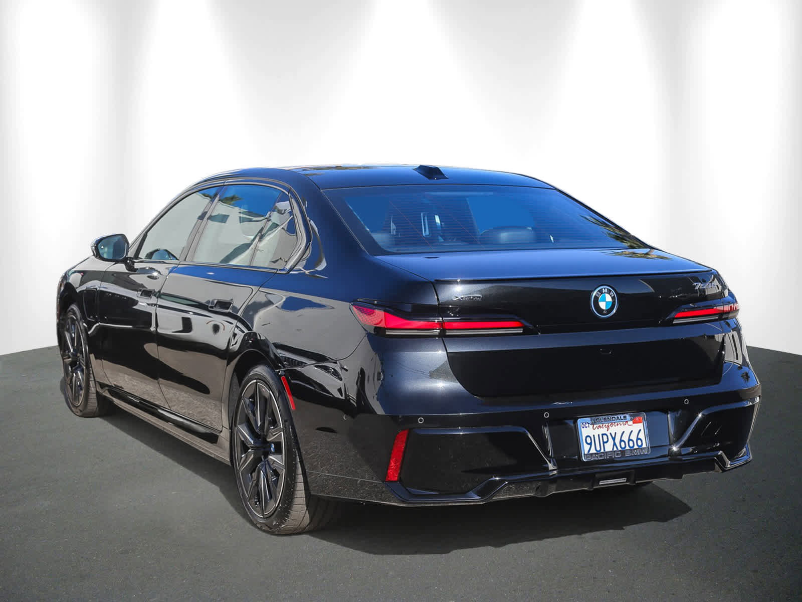 Used 2026 BMW 750e xDrive w/ Premium Package image 4