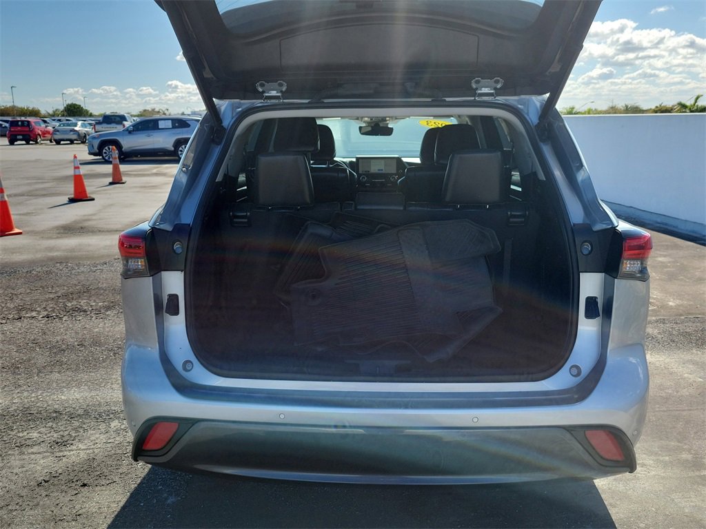 Used 2023 Toyota Highlander Limited image 9