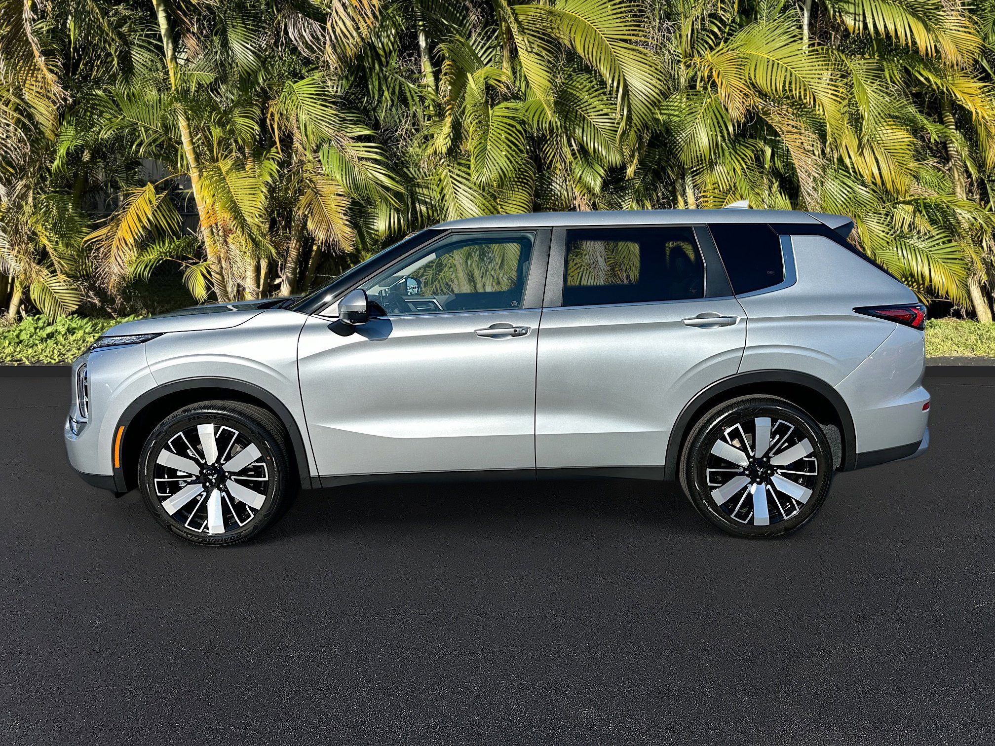 New 2025 Mitsubishi Outlander SE image 2