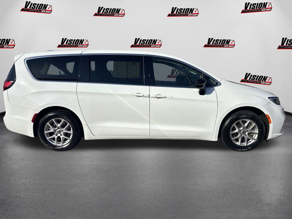 Used 2024 Chrysler Pacifica Touring-L FWD image 4