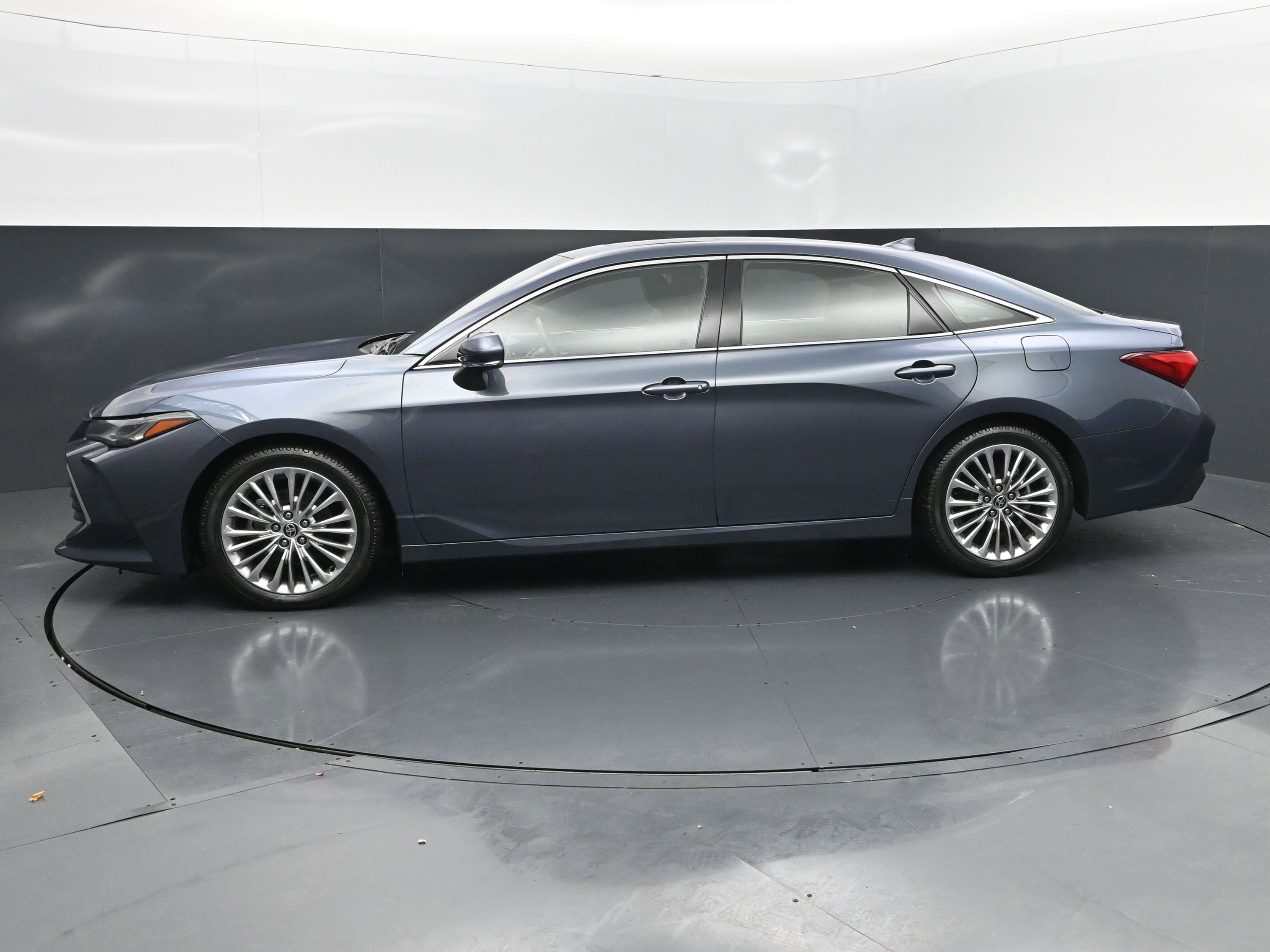 Used 2022 Toyota Avalon Limited w/ Advanced Safety Package FWD image 2