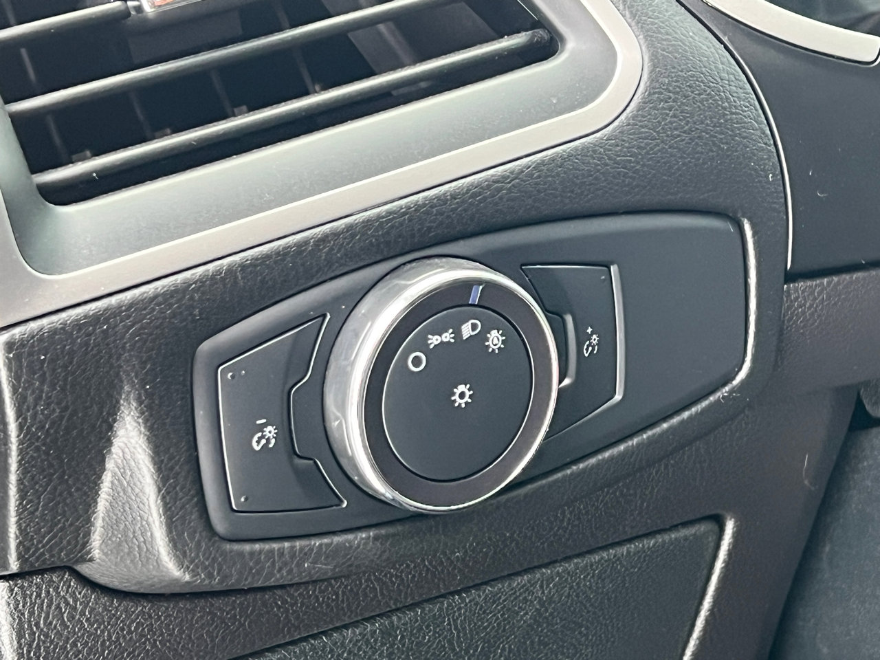 Used 2015 Ford Edge SEL image 21