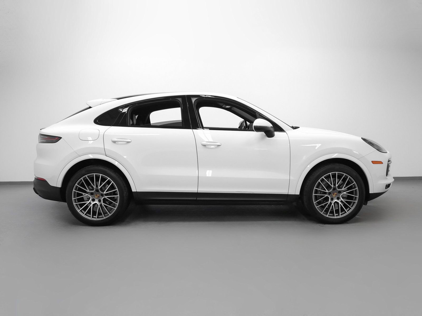 Used 2022 Porsche Cayenne Platinum Edition image 13
