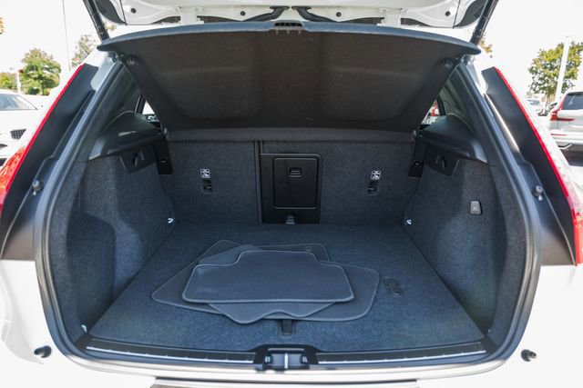 Used 2025 Volvo XC40 B5 Plus AWD/4WD image 11