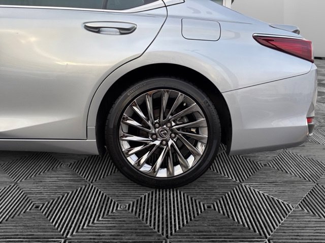 Used 2024 Lexus ES 300h w/ Accessory Package (Z2) FWD image 31