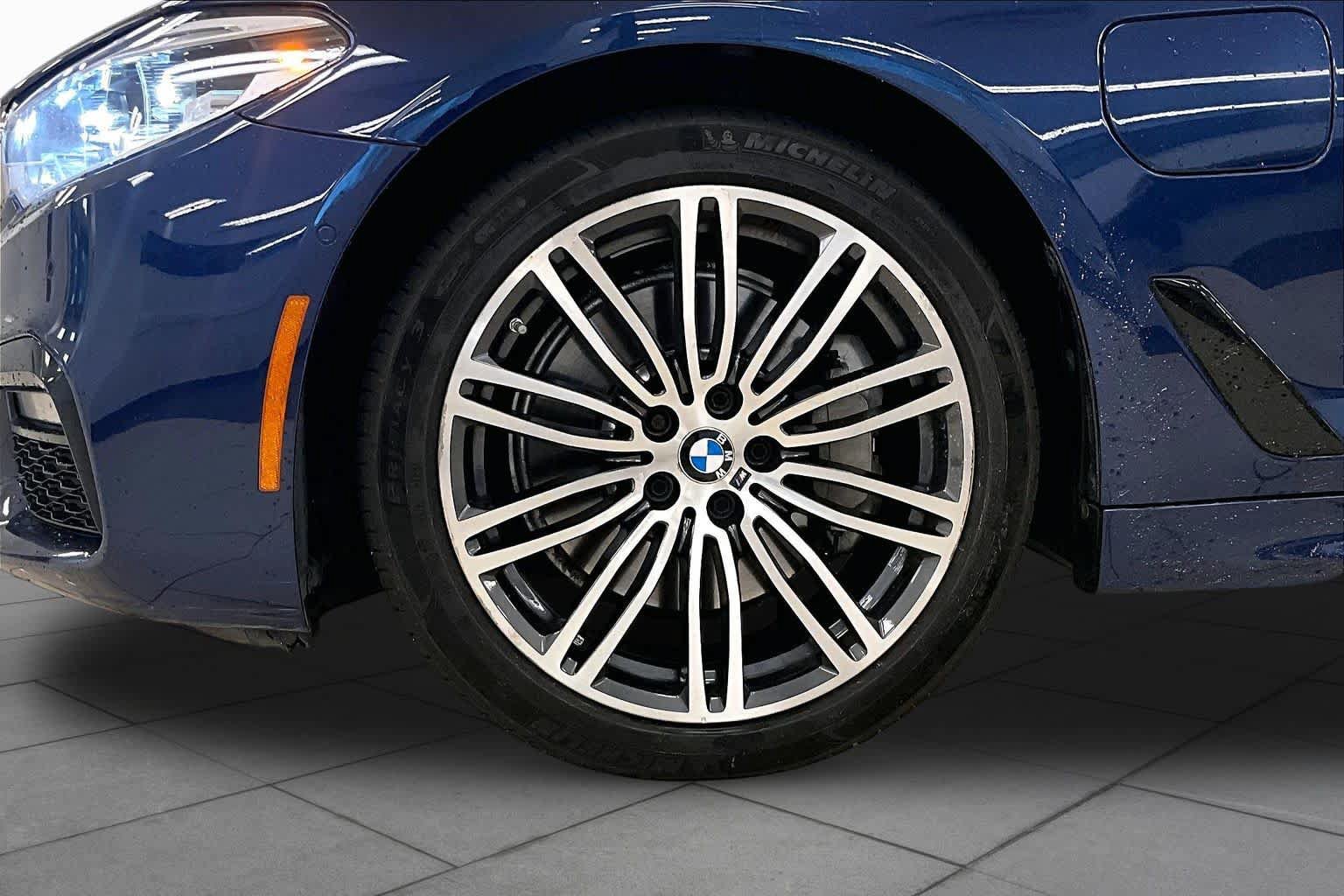 Used 2019 BMW 530e w/ M Sport Package RWD image 9