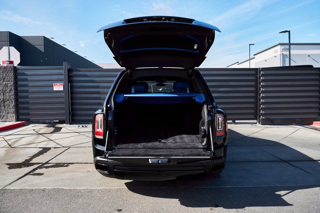 Used 2021 Rolls-Royce Cullinan Black Badge image 19