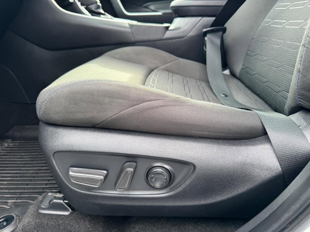 Used 2023 Toyota RAV4 SE image 18