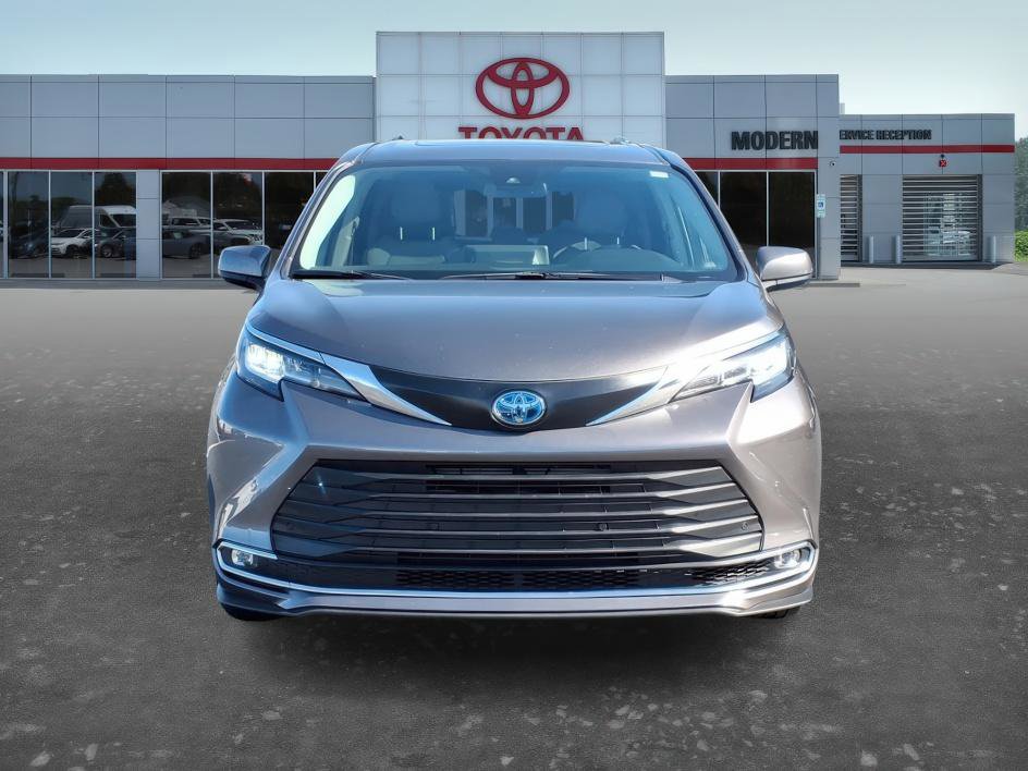 Certified 2023 Toyota Sienna XLE image 2