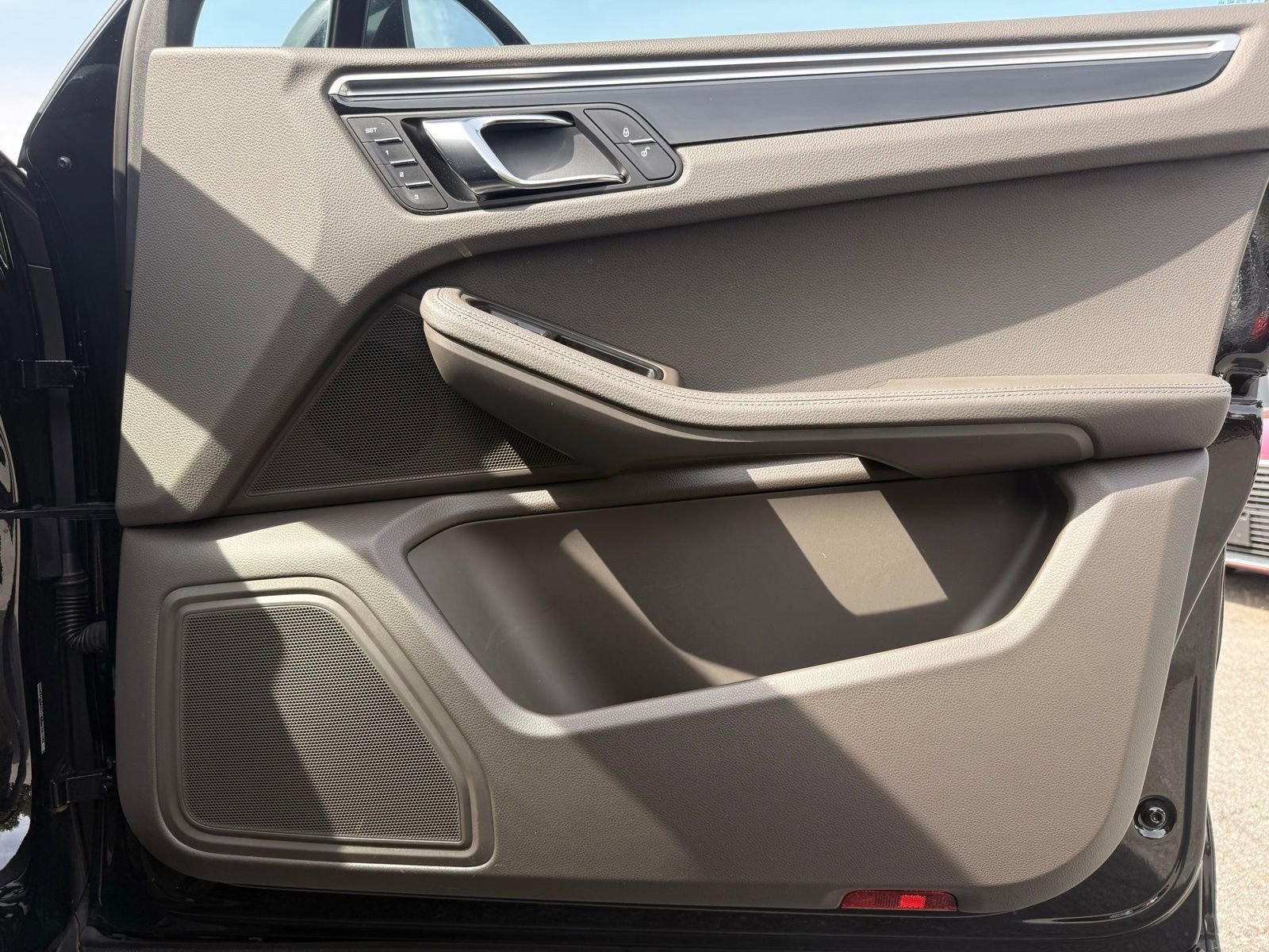 Used 2015 Porsche Macan S image 28