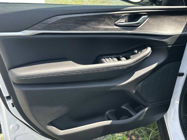 New 2026 Jeep Grand Cherokee Altitude AWD/4WD image 2