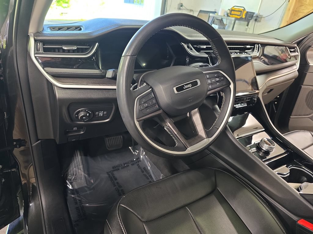 Used 2023 Jeep Grand Cherokee L Limited w/ Luxury Tech Group II AWD/4WD image 16