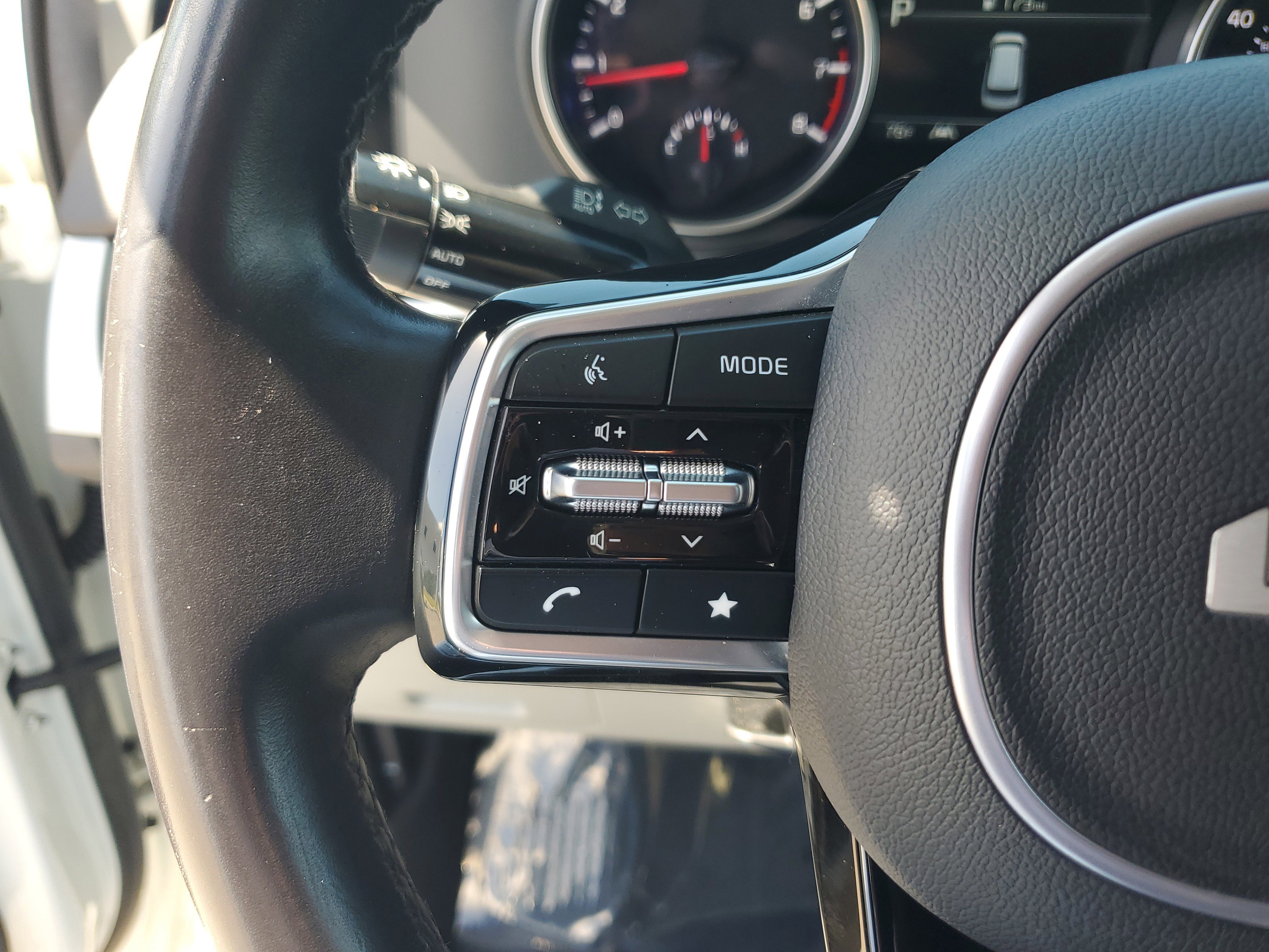 Used 2023 Kia Carnival LX image 22