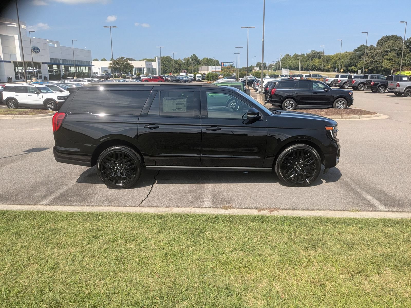New 2027 Ford Expedition Max Platinum w/ Stealth Performance Package AWD/4WD image 2