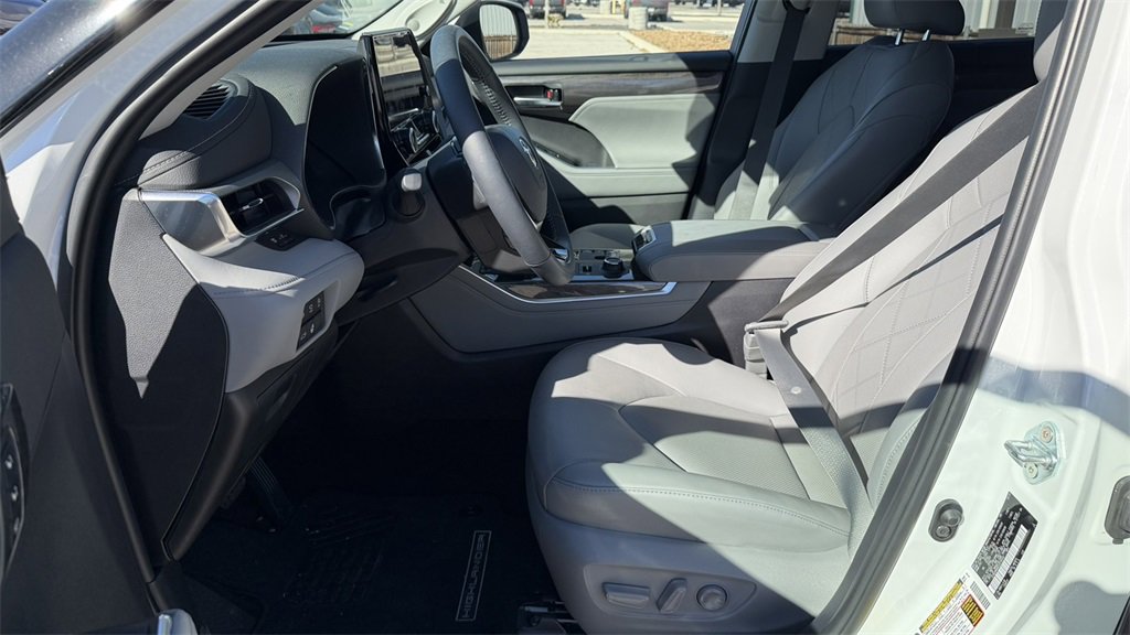 Used 2025 Toyota Highlander Platinum image 13