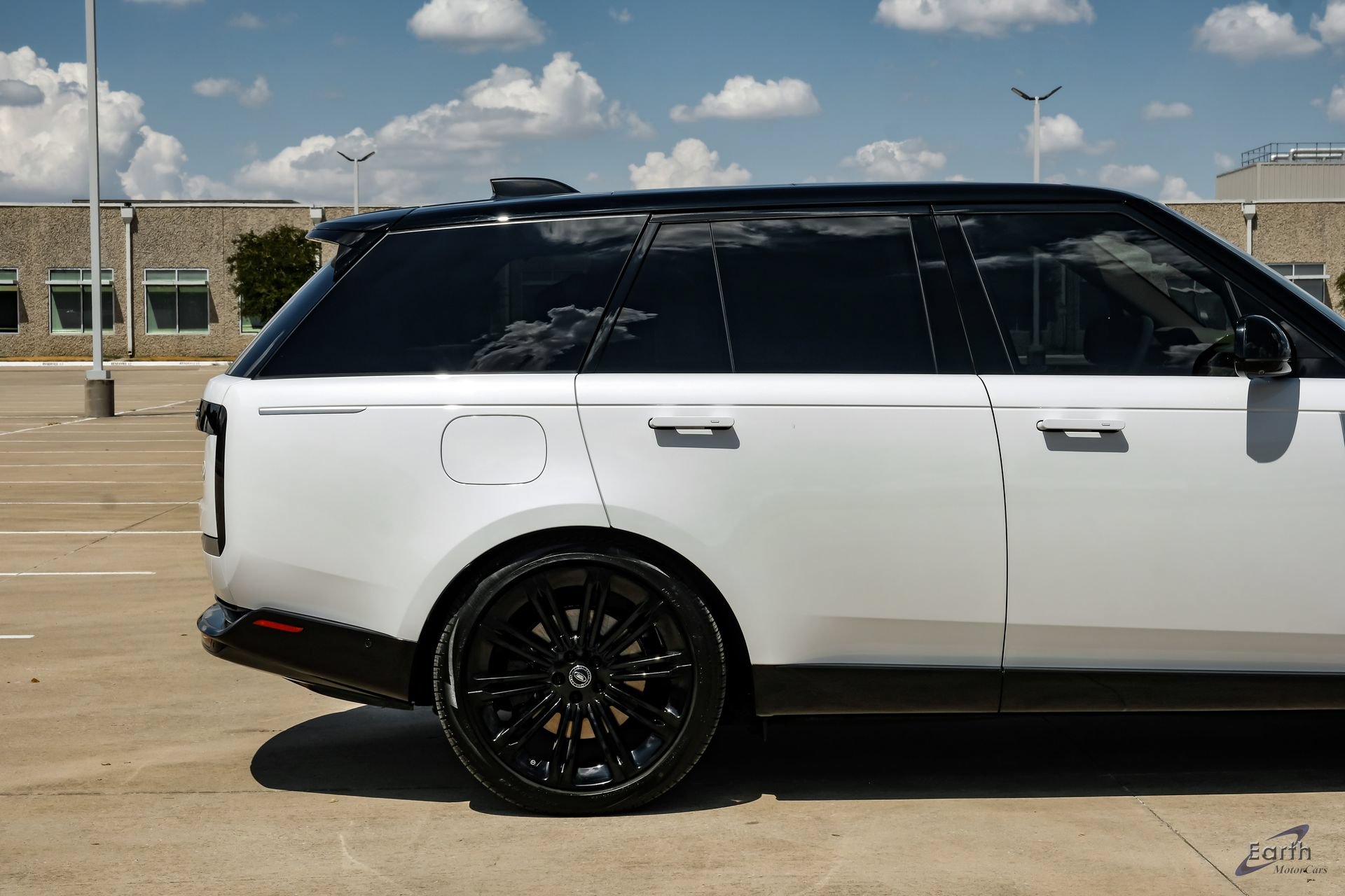 Used 2024 Land Rover Range Rover SV AWD/4WD image 16