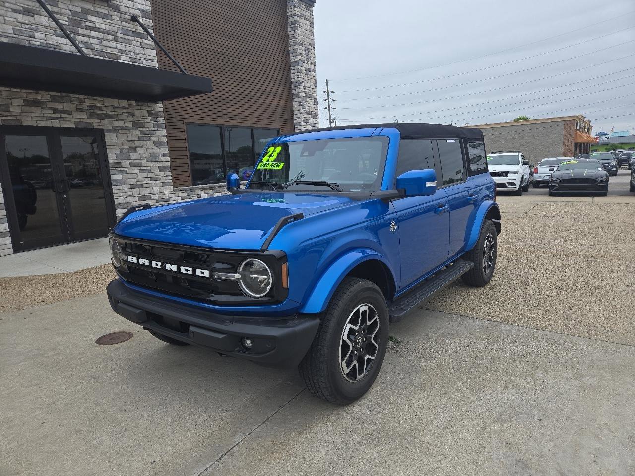 Used 2023 Ford Bronco Outer Banks AWD/4WD image 2