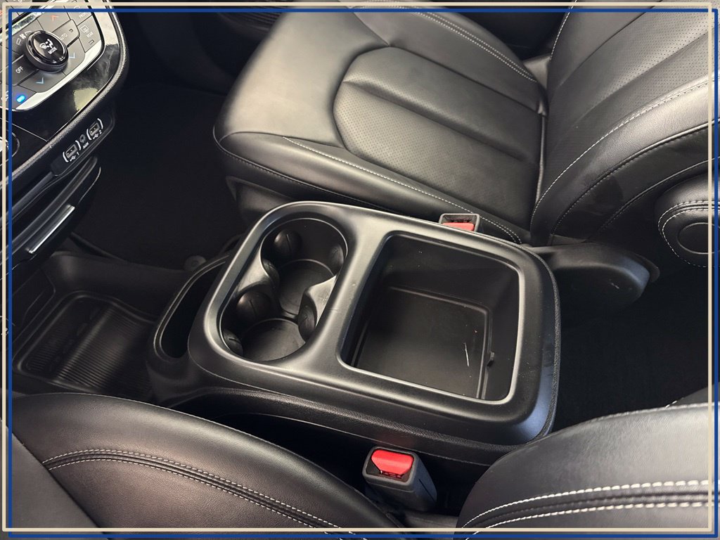 Certified 2025 Chrysler Pacifica Select FWD image 26