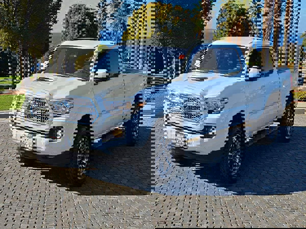 Used 2017 Toyota Tacoma TRD Sport w/ Tow Package image 4