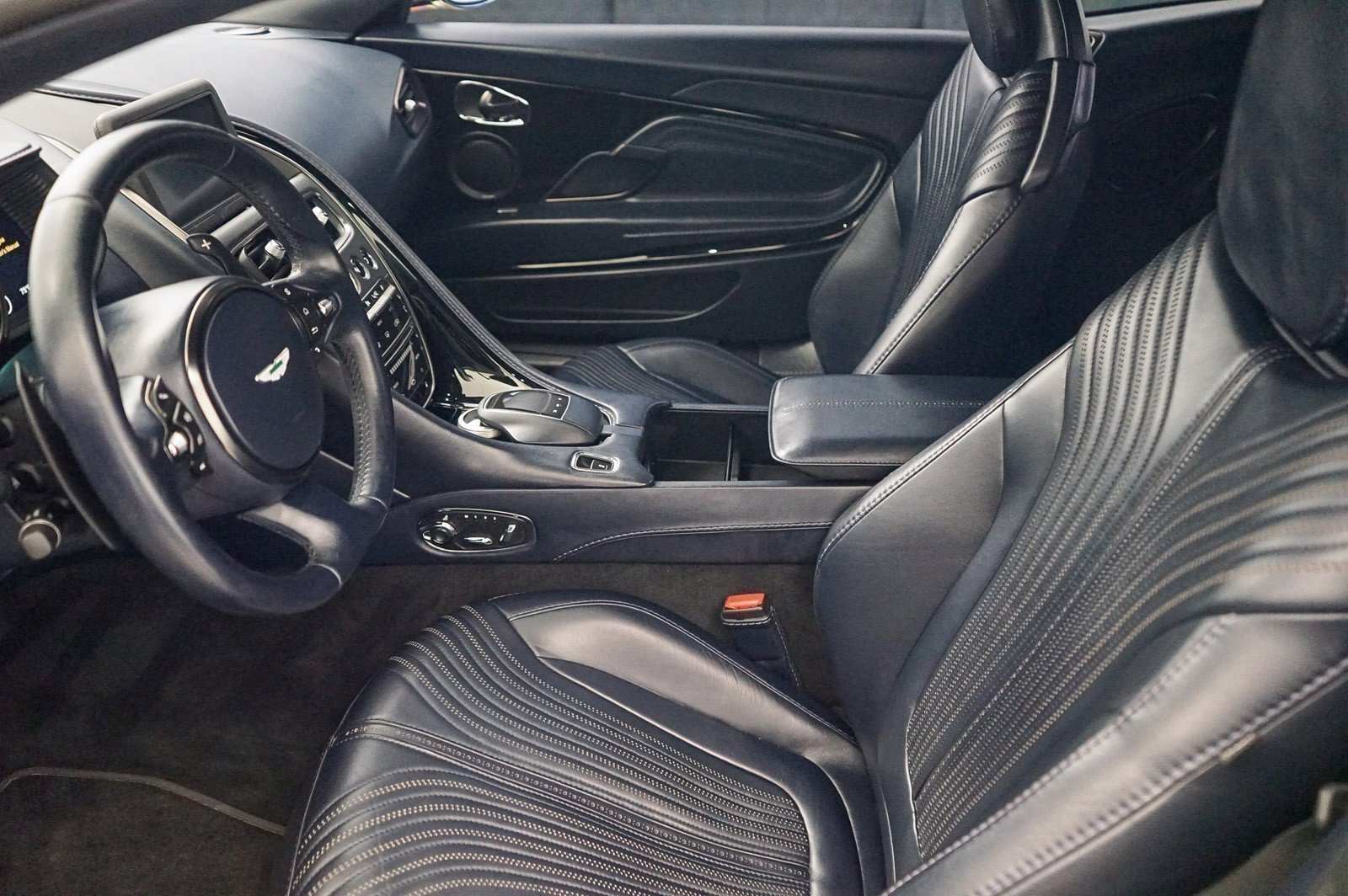 Used 2017 Aston Martin DB11 V12 RWD image 23