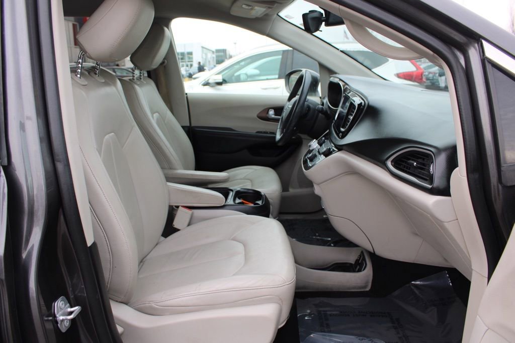 Used 2017 Chrysler Pacifica Touring-L image 20