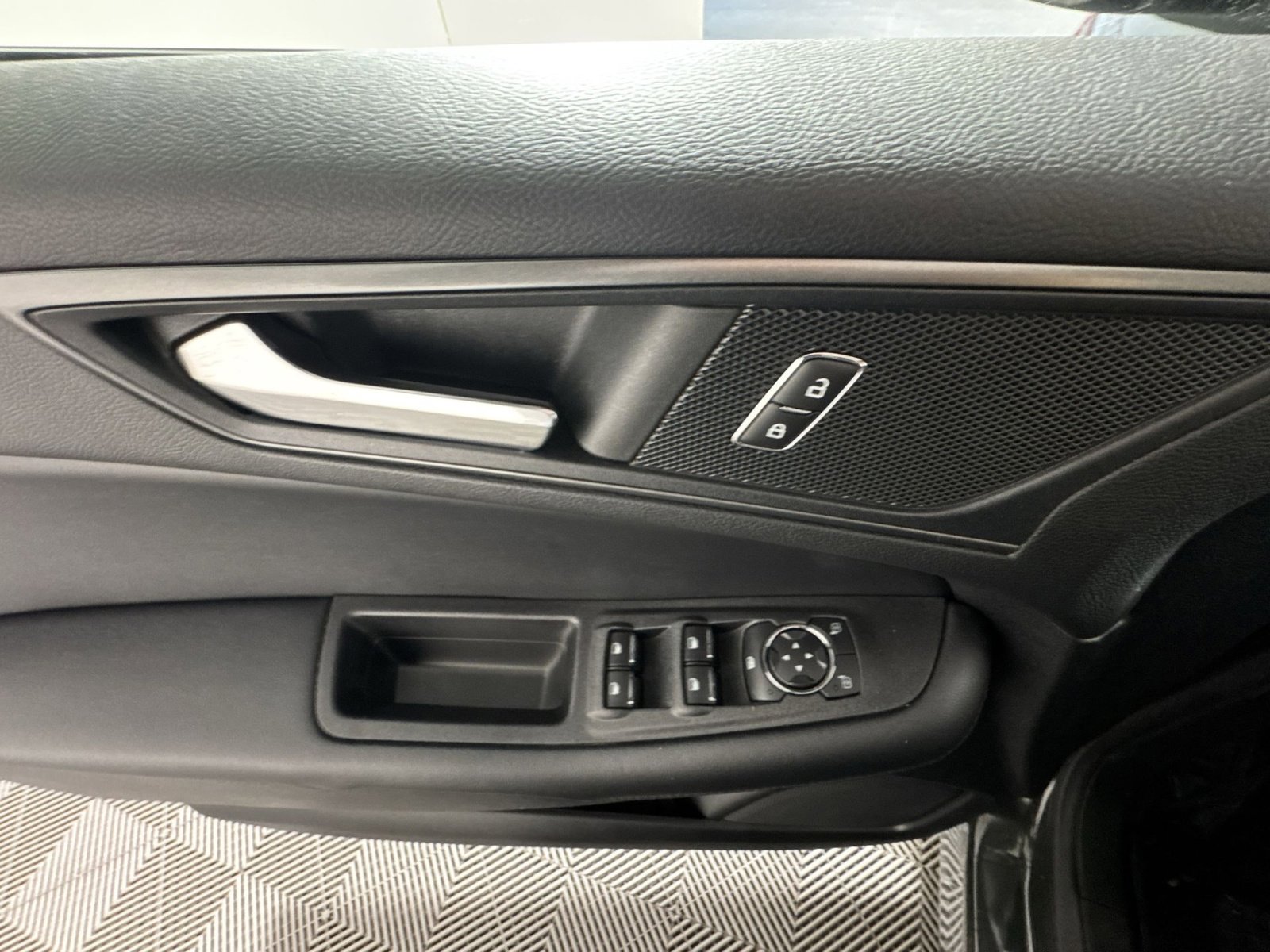 Used 2022 Ford Edge SE w/ Black Appearance Package image 15