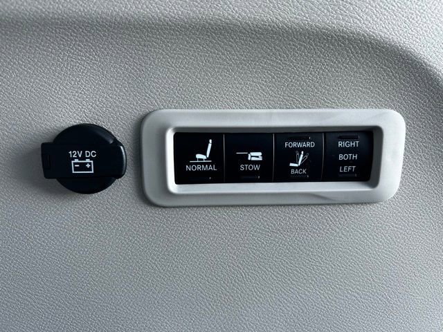 Used 2020 Chrysler Pacifica Limited w/ Tire & Wheel Group image 39