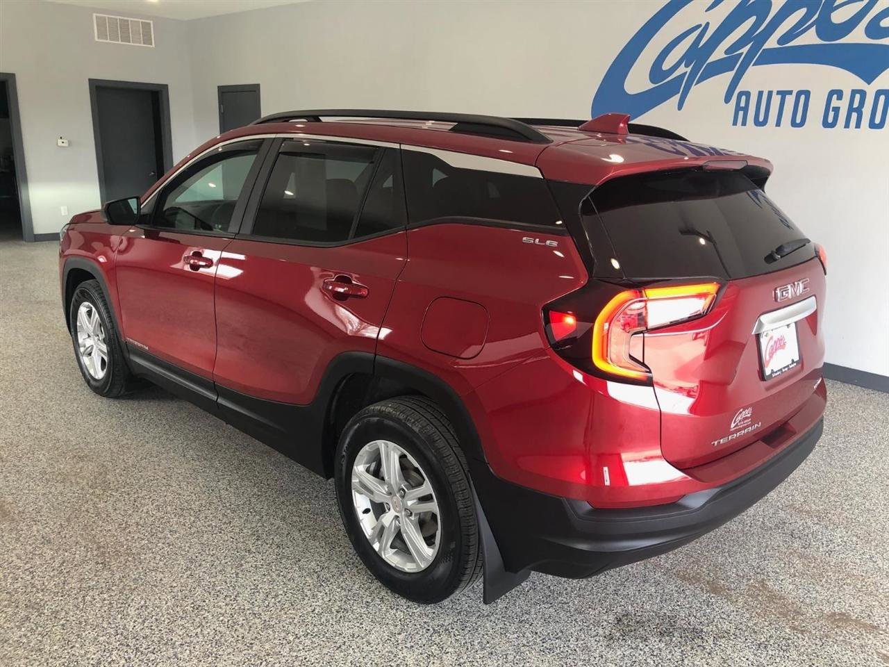 Used 2022 GMC Terrain SLE w/ Driver Convenience Package image 4