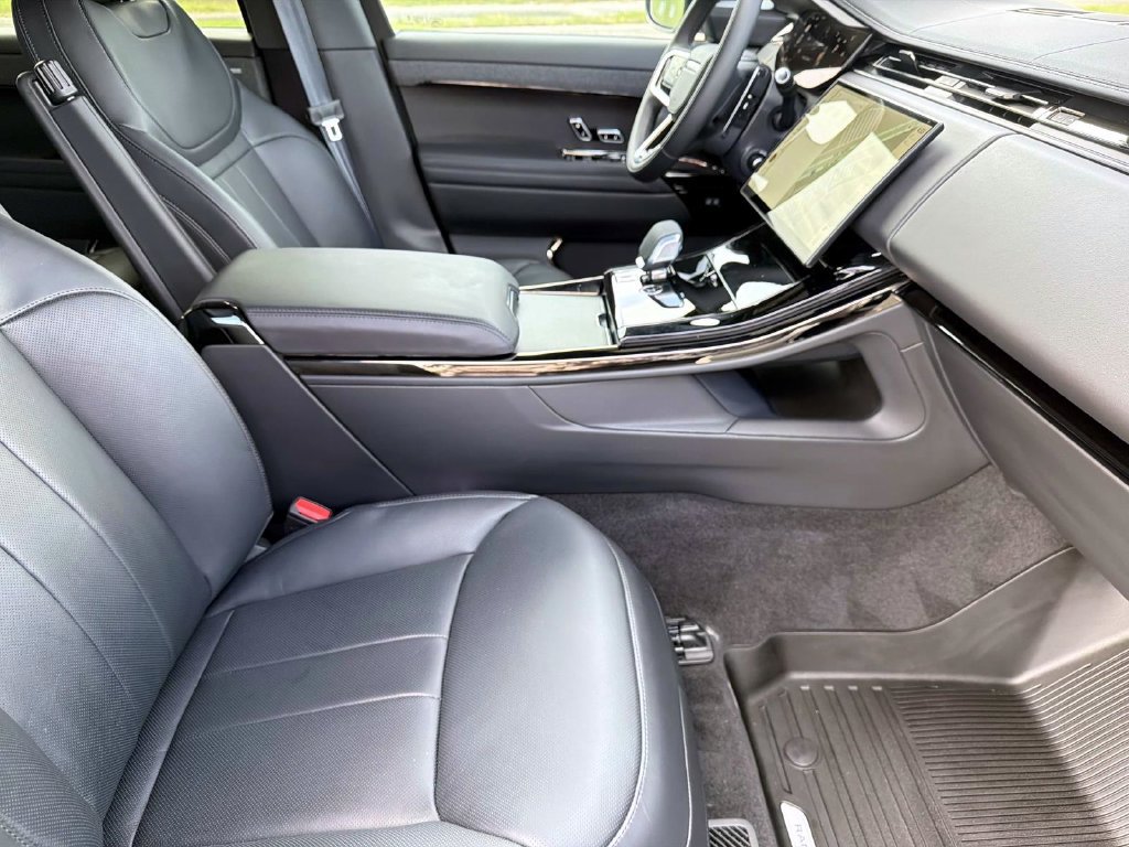 Used 2026 Land Rover Range Rover Sport SE AWD/4WD image 9