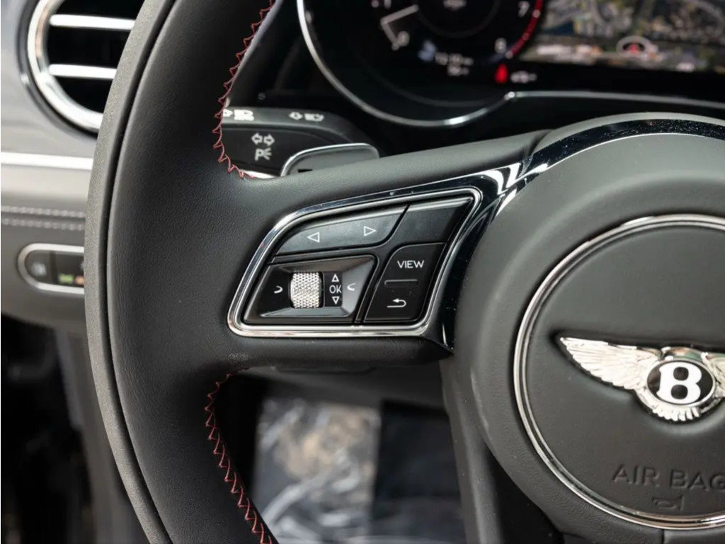 Used 2025 Bentley Bentayga V8 image 40