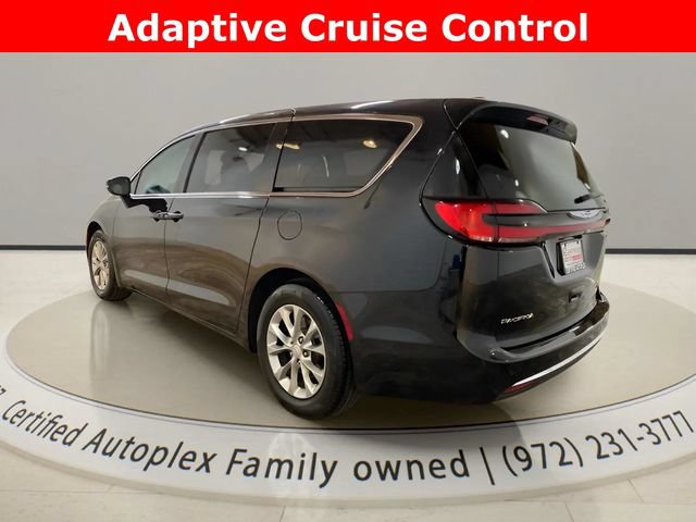 Used 2026 Chrysler Pacifica Limited FWD image 3